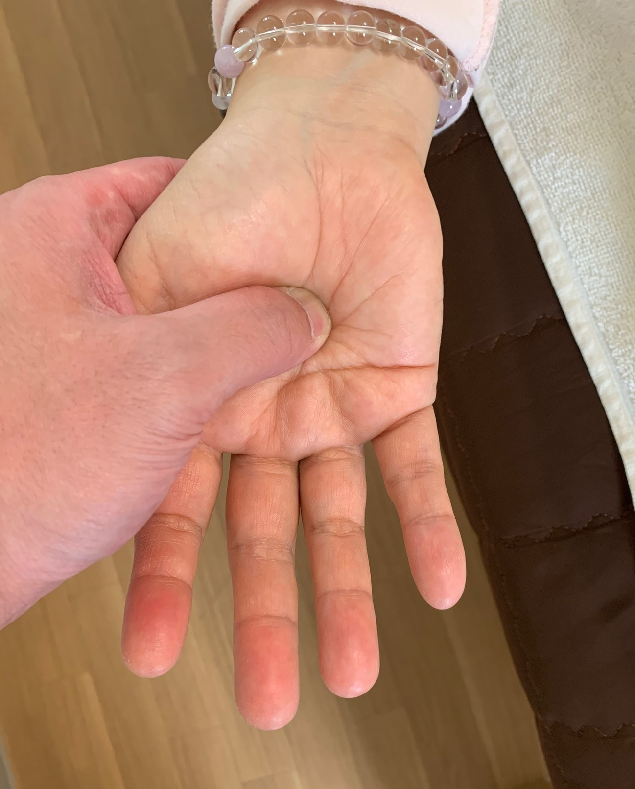 頭のふらつきに ハンドマッサージ 年04月25日 14時11分 鍼灸マッサージ院 ミモザブログ Eparkリラク エステ